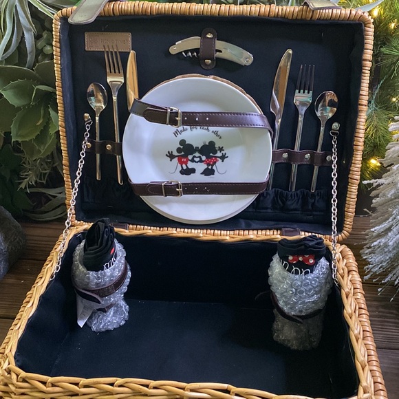 Disney Mickey and Minnie Mouse Picnic Time Champion Picnic Basket - Serves Two - Picture 2 of 16